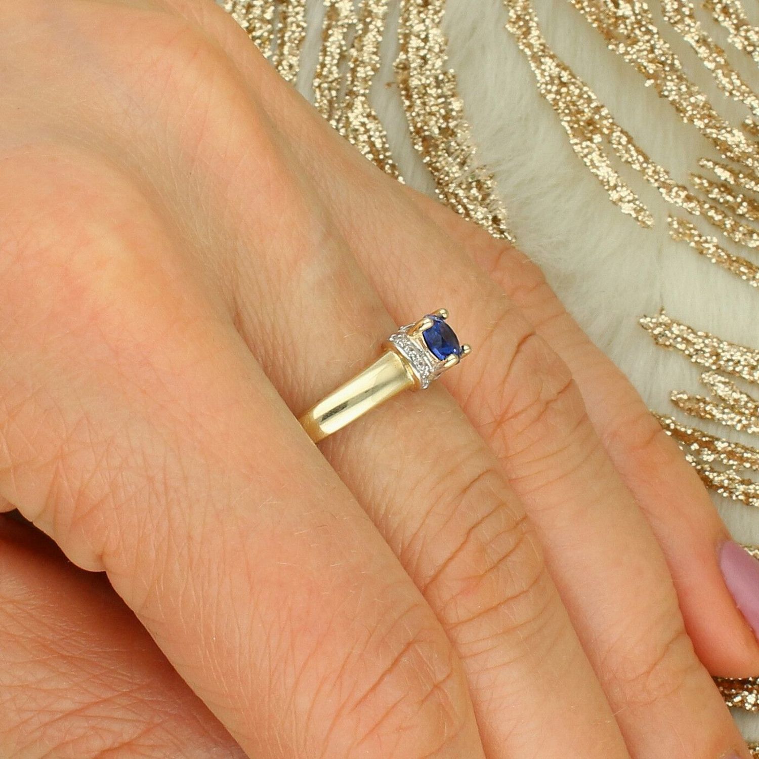 Złoty pierścionek damski z cyrkoniami i syntetycznym szafirem z kolekcji Rainbow. Elegancki pierścionek zaręczynowy lub prezent na Walentynki.1.jpg